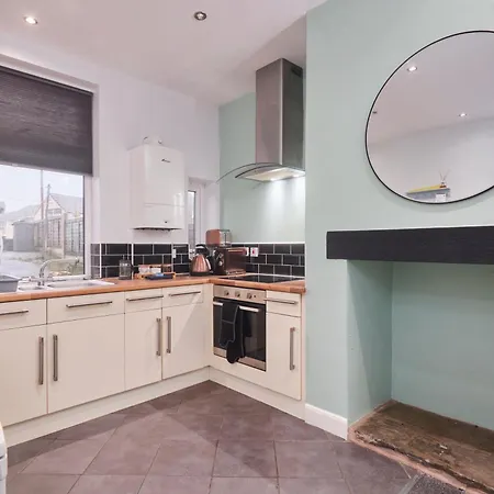 Spacious House With 4 Bedrooms & 6 Beds By Purestay With Parking For 7 Nights Min! Casa de Férias Bradford (West Yorkshire)