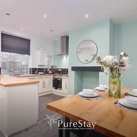 Spacious House With 4 Bedrooms & 6 Beds By Purestay With Parking For 7 Nights Min! Bradford (West Yorkshire)