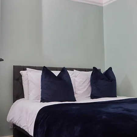 Casa de Férias Spacious House With 4 Bedrooms & 6 Beds By Purestay With Parking For 7 Nights Min! Bradford (West Yorkshire)