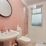 Spacious House With 4 Bedrooms & 6 Beds By Purestay With Parking For 7 Nights Min! Dom wakacyjny Bradford (West Yorkshire)