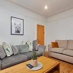 Spacious House With 4 Bedrooms & 6 Beds By Purestay With Parking For 7 Nights Min! *