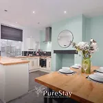 Spacious House With 4 Bedrooms & 6 Beds By Purestay With Parking For 7 Nights Min! Bradford (West Yorkshire)