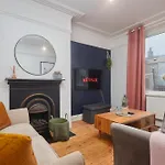 Spacious House With 4 Bedrooms & 6 Beds By Purestay With Parking For 7 Nights Min! * Bradford (West Yorkshire)