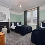 Spacious House With 4 Bedrooms & 6 Beds By Purestay With Parking For 7 Nights Min! Dom wakacyjny *