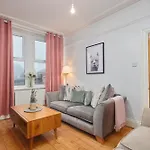 Spacious House With 4 Bedrooms & 6 Beds By Purestay With Parking For 7 Nights Min! Bradford (West Yorkshire)