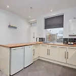 Spacious House With 4 Bedrooms & 6 Beds By Purestay With Parking For 7 Nights Min! * Bradford (West Yorkshire)
