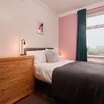 Spacious House With 4 Bedrooms & 6 Beds By Purestay With Parking For 7 Nights Min! * Bradford (West Yorkshire)