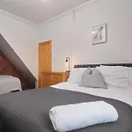 Spacious House With 4 Bedrooms & 6 Beds By Purestay With Parking For 7 Nights Min! Bradford (West Yorkshire)