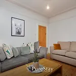 Dom wakacyjny Spacious House With 4 Bedrooms & 6 Beds By Purestay With Parking For 7 Nights Min! *