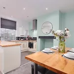 Spacious House With 4 Bedrooms & 6 Beds By Purestay With Parking For 7 Nights Min! Dom wakacyjny Bradford (West Yorkshire)