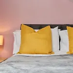 Spacious House With 4 Bedrooms & 6 Beds By Purestay With Parking For 7 Nights Min! *