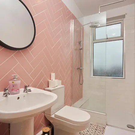 Spacious House With 4 Bedrooms & 6 Beds By Purestay With Parking For 7 Nights Min! Σπίτι διακοπών Μπράντφορντ