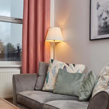 Spacious House With 4 Bedrooms & 6 Beds By Purestay With Parking For 7 Nights Min! *