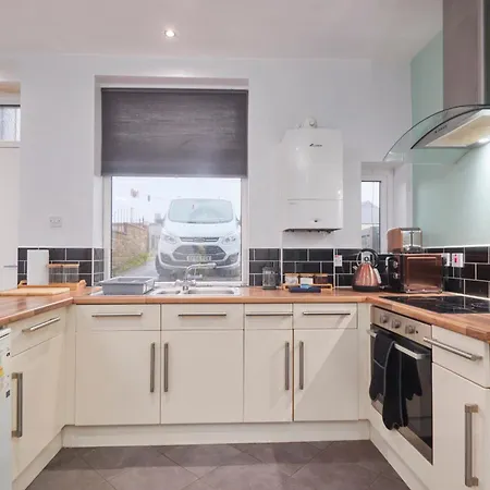 Spacious House With 4 Bedrooms & 6 Beds By Purestay With Parking For 7 Nights Min! Semesterbostad