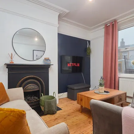 Spacious House With 4 Bedrooms & 6 Beds By Purestay With Parking For 7 Nights Min! * Bradford (West Yorkshire)