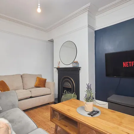 Spacious House With 4 Bedrooms & 6 Beds By Purestay With Parking For 7 Nights Min!