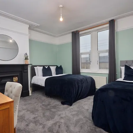 Spacious House With 4 Bedrooms & 6 Beds By Purestay With Parking For 7 Nights Min! Semesterbostad *