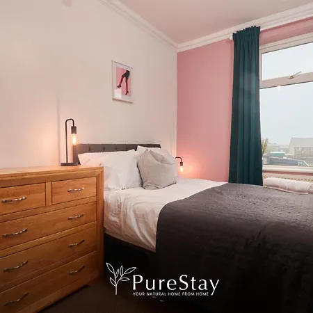 Spacious House With 4 Bedrooms & 6 Beds By Purestay With Parking For 7 Nights Min! Semesterbostad *