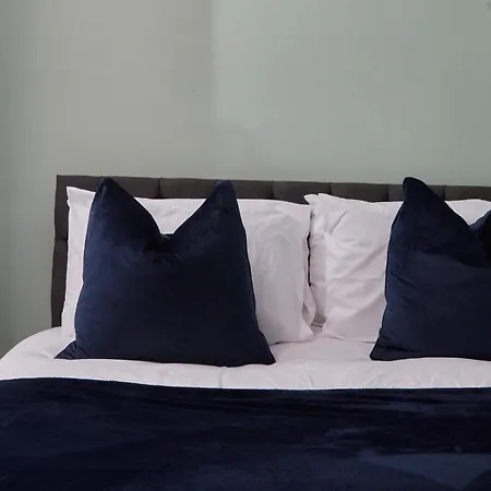 Spacious House With 4 Bedrooms & 6 Beds By Purestay With Parking For 7 Nights Min! *