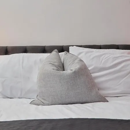 Spacious House With 4 Bedrooms & 6 Beds By Purestay With Parking For 7 Nights Min! Semesterbostad *