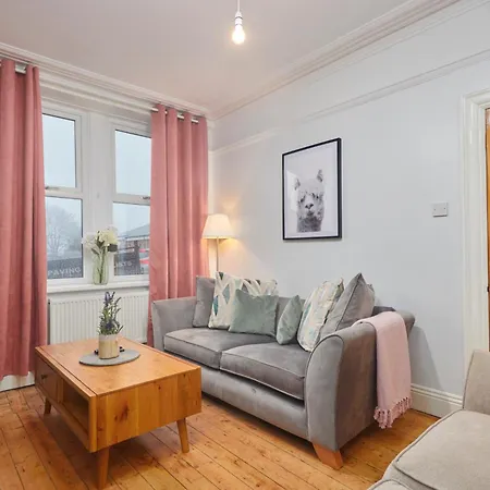 Spacious House With 4 Bedrooms & 6 Beds By Purestay With Parking For 7 Nights Min! Bradford (West Yorkshire)