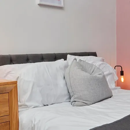 Spacious House With 4 Bedrooms & 6 Beds By Purestay With Parking For 7 Nights Min! Dom wakacyjny Bradford (West Yorkshire)