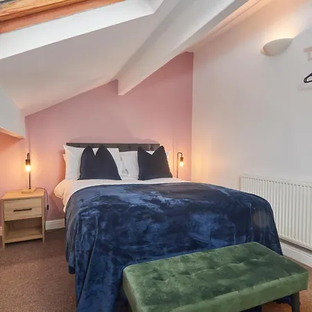 Spacious House With 4 Bedrooms & 6 Beds By Purestay With Parking For 7 Nights Min! Bradford (West Yorkshire)