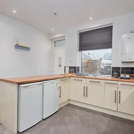 Spacious House With 4 Bedrooms & 6 Beds By Purestay With Parking For 7 Nights Min! * Bradford (West Yorkshire)