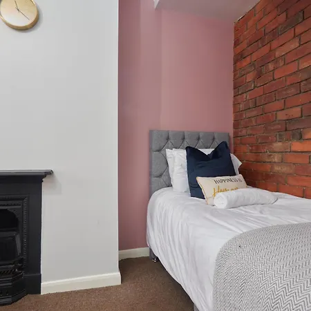 Semesterbostad Spacious House With 4 Bedrooms & 6 Beds By Purestay With Parking For 7 Nights Min!