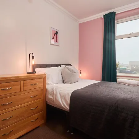 Spacious House With 4 Bedrooms & 6 Beds By Purestay With Parking For 7 Nights Min! * Bradford (West Yorkshire)