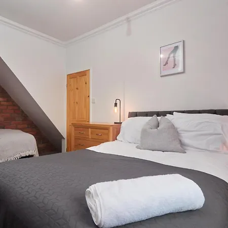 Spacious House With 4 Bedrooms & 6 Beds By Purestay With Parking For 7 Nights Min! Μπράντφορντ