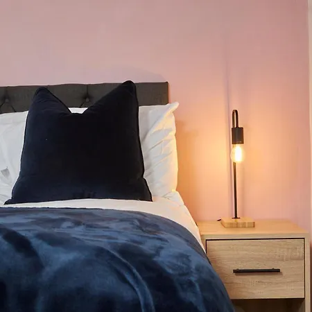 Spacious House With 4 Bedrooms & 6 Beds By Purestay With Parking For 7 Nights Min! Semesterbostad *