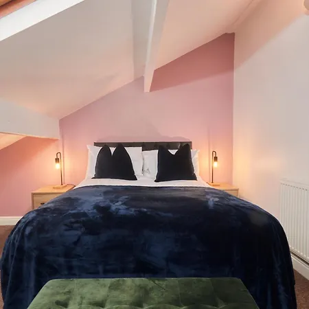 Semesterbostad Spacious House With 4 Bedrooms & 6 Beds By Purestay With Parking For 7 Nights Min! *