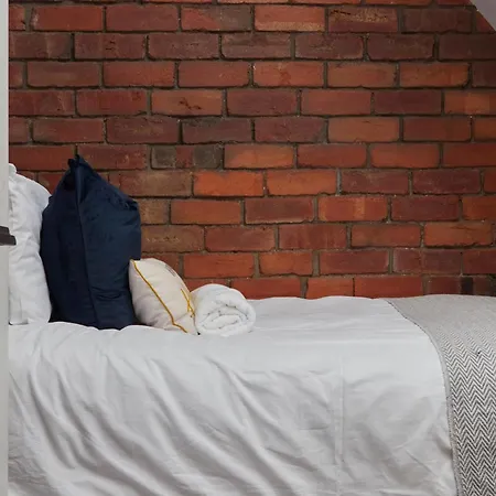 Spacious House With 4 Bedrooms & 6 Beds By Purestay With Parking For 7 Nights Min! *