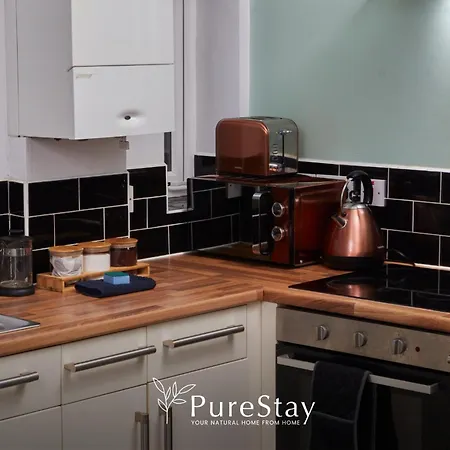 Spacious House With 4 Bedrooms & 6 Beds By Purestay With Parking For 7 Nights Min! Semesterbostad