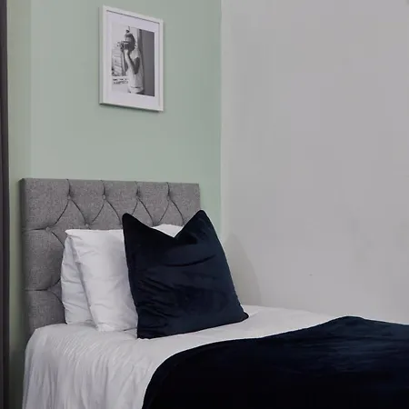 Spacious House With 4 Bedrooms & 6 Beds By Purestay With Parking For 7 Nights Min! Semesterbostad