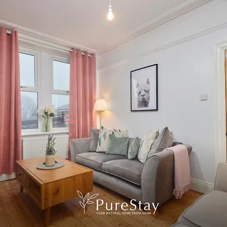 Semesterbostad Spacious House With 4 Bedrooms & 6 Beds By Purestay With Parking For 7 Nights Min!