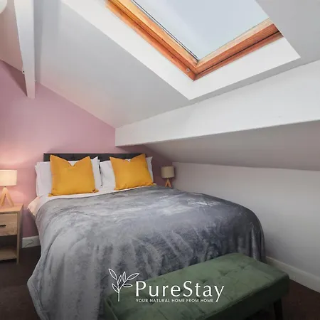 Spacious House With 4 Bedrooms & 6 Beds By Purestay With Parking For 7 Nights Min! *