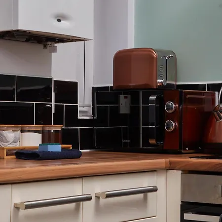 Semesterbostad Spacious House With 4 Bedrooms & 6 Beds By Purestay With Parking For 7 Nights Min! *