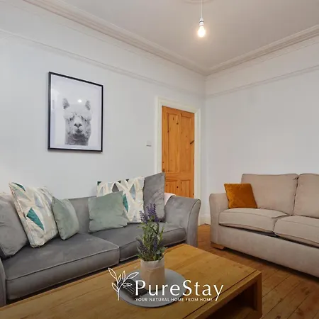 Semesterbostad Spacious House With 4 Bedrooms & 6 Beds By Purestay With Parking For 7 Nights Min! *