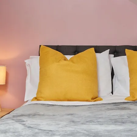 Spacious House With 4 Bedrooms & 6 Beds By Purestay With Parking For 7 Nights Min! *