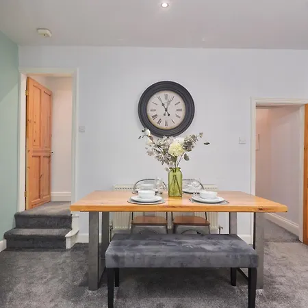 Spacious House With 4 Bedrooms & 6 Beds By Purestay With Parking For 7 Nights Min! Dom wakacyjny *