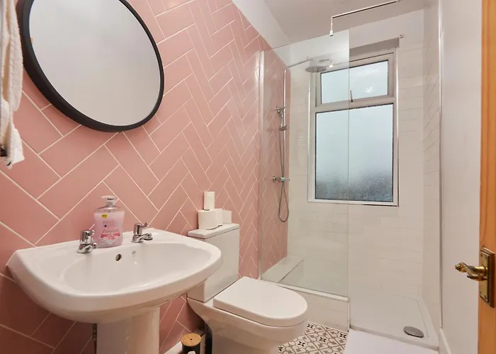 Spacious House With 4 Bedrooms & 6 Beds By Purestay With Parking For 7 Nights Min! Holiday home Bradford (West Yorkshire)