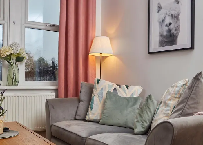 Spacious House With 4 Bedrooms & 6 Beds By Purestay With Parking For 7 Nights Min! *