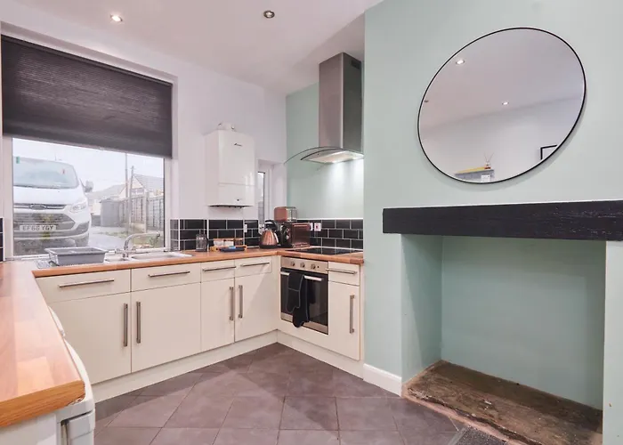 Spacious House With 4 Bedrooms & 6 Beds By Purestay With Parking For 7 Nights Min! Holiday home Bradford (West Yorkshire)