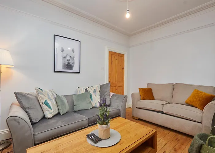 Spacious House With 4 Bedrooms & 6 Beds By Purestay With Parking For 7 Nights Min! *