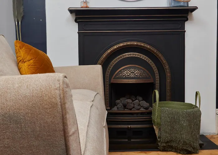 Spacious House With 4 Bedrooms & 6 Beds By Purestay With Parking For 7 Nights Min!