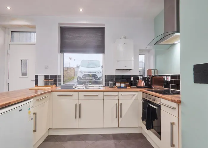 Spacious House With 4 Bedrooms & 6 Beds By Purestay With Parking For 7 Nights Min! Holiday home