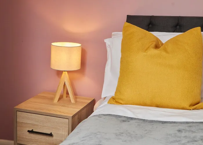 Spacious House With 4 Bedrooms & 6 Beds By Purestay With Parking For 7 Nights Min! *