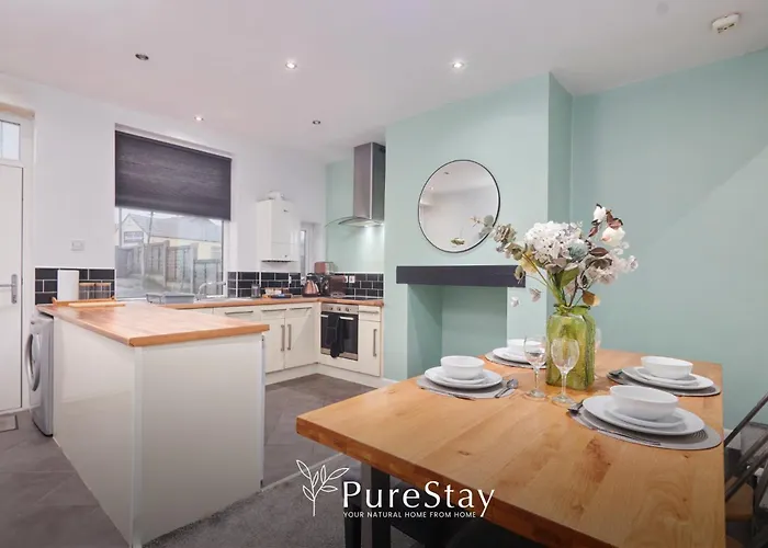 Spacious House With 4 Bedrooms & 6 Beds By Purestay With Parking For 7 Nights Min! Bradford (West Yorkshire)